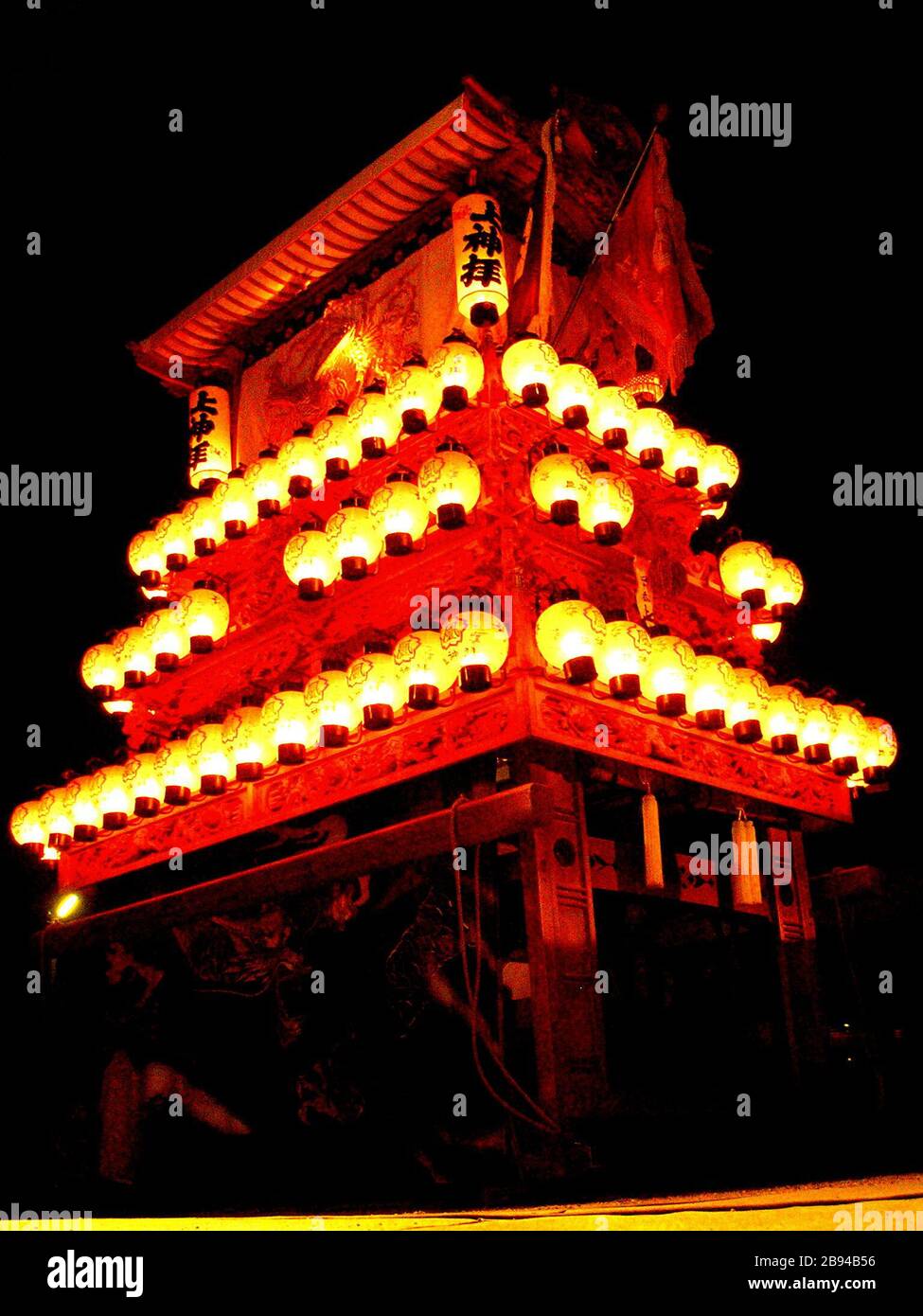 西条市 の祭礼 西条祭り 愛媛県 Japan 夜になり提灯で飾られただんじり より １台につき 個以上の提灯が使用され 提灯は現在でもかならず蝋燭で灯される 100 これは西条の祭り人の誇りでもあり またその担ぎ屋台ゆえの独特の揺れに呼応して 明滅する幻想的な美