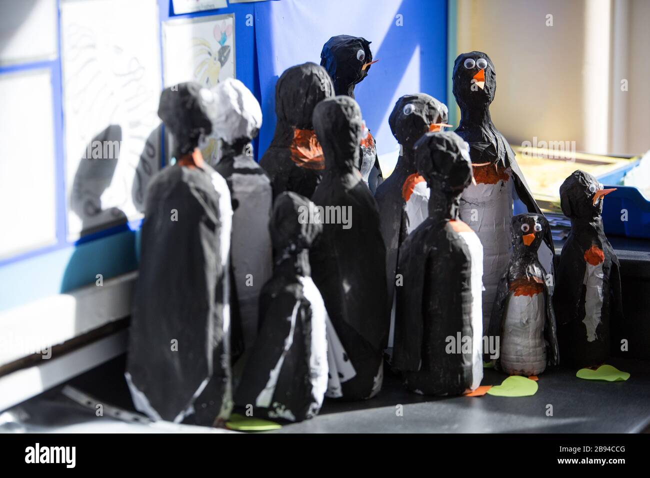 École primaire art enfants classe stuly pingouin artisanat Banque D'Images