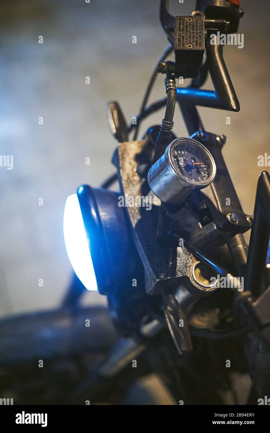 Tbilissi, Géorgie 10 août 2019 Custom Kawasaki Vulcan Bobber moto stationnée sur le côté de la route la nuit Banque D'Images