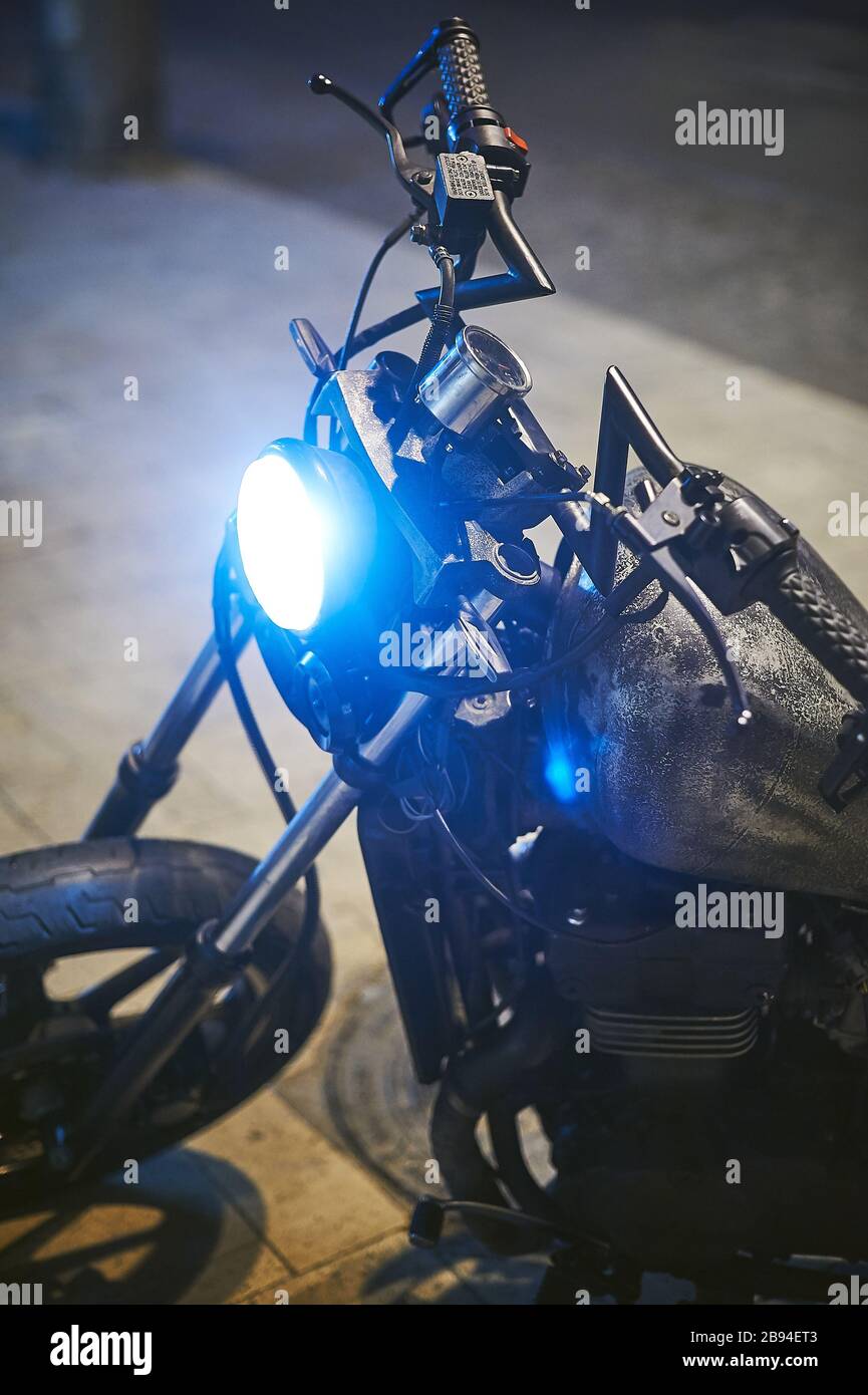 Tbilissi, Géorgie 10 août 2019 Custom Kawasaki Vulcan Bobber moto stationnée sur le côté de la route la nuit Banque D'Images