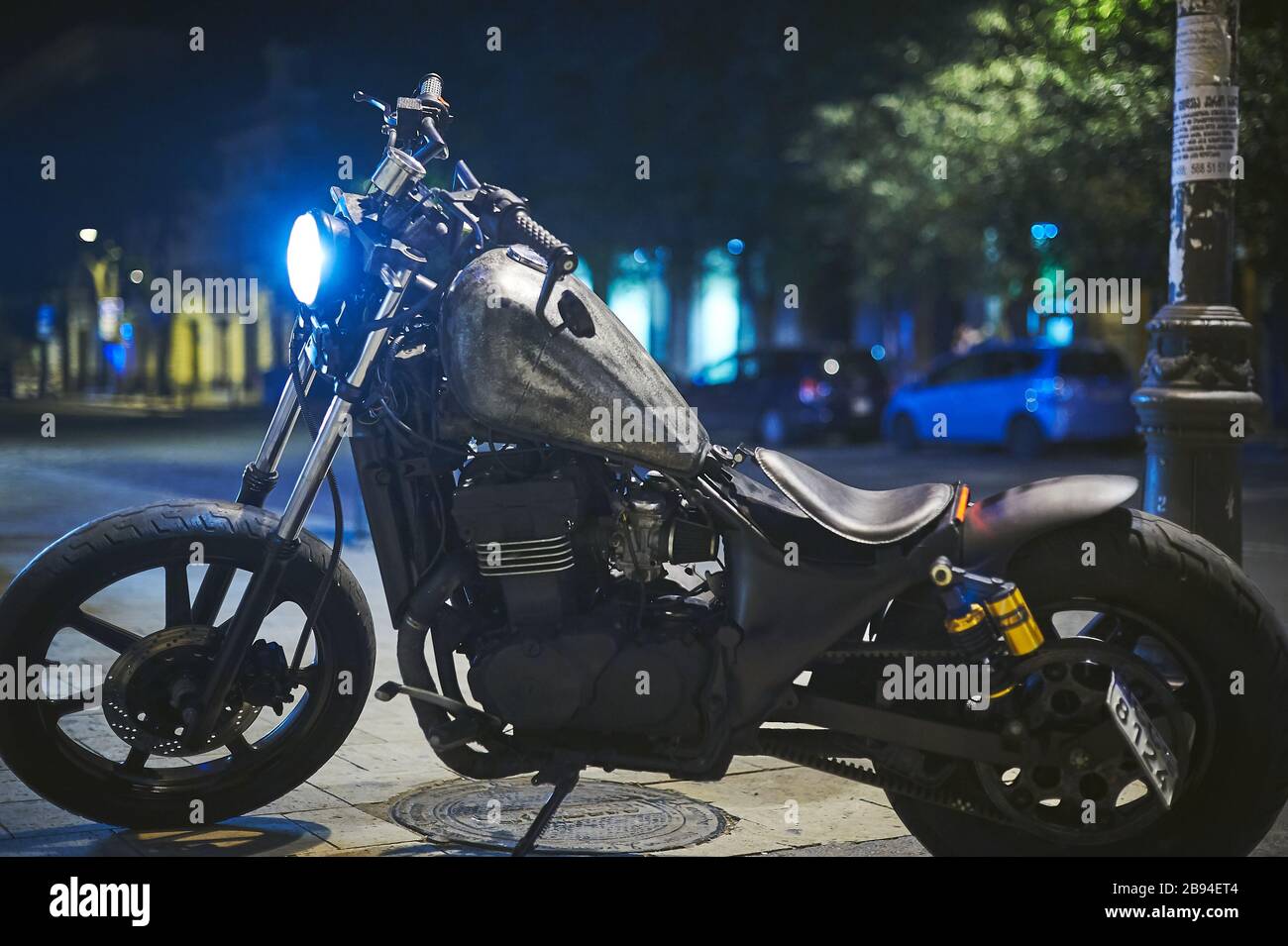 Tbilissi, Géorgie 10 août 2019 Custom Kawasaki Vulcan Bobber moto stationnée sur le côté de la route la nuit Banque D'Images