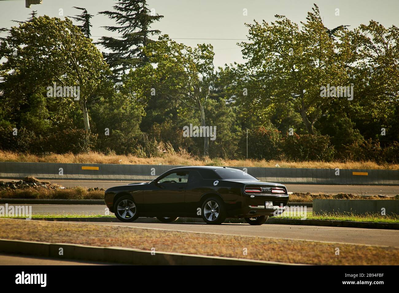 Tbilissi, Géorgie 10 août 2019 Black Dodge Challenger stationné sur le côté de la route Banque D'Images