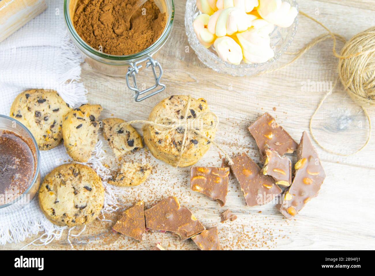 Chocolat chaud épicé avec bâton de cannelle et cookies aux pépites de chocolat sur fond en bois Banque D'Images