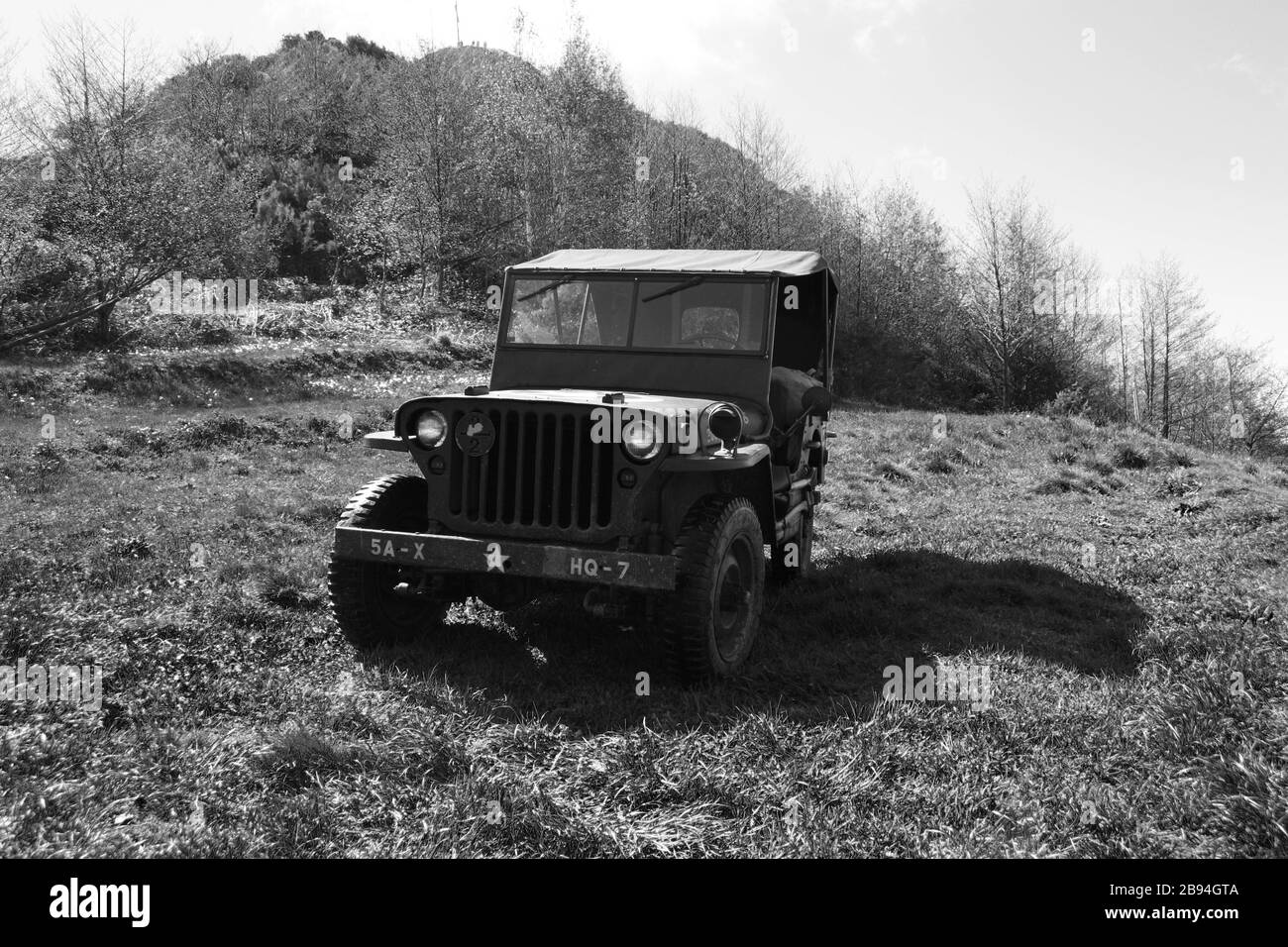 Jeep militaire américain de la seconde Guerre mondiale sur les chemins de la ligne gothique en Toscane Banque D'Images