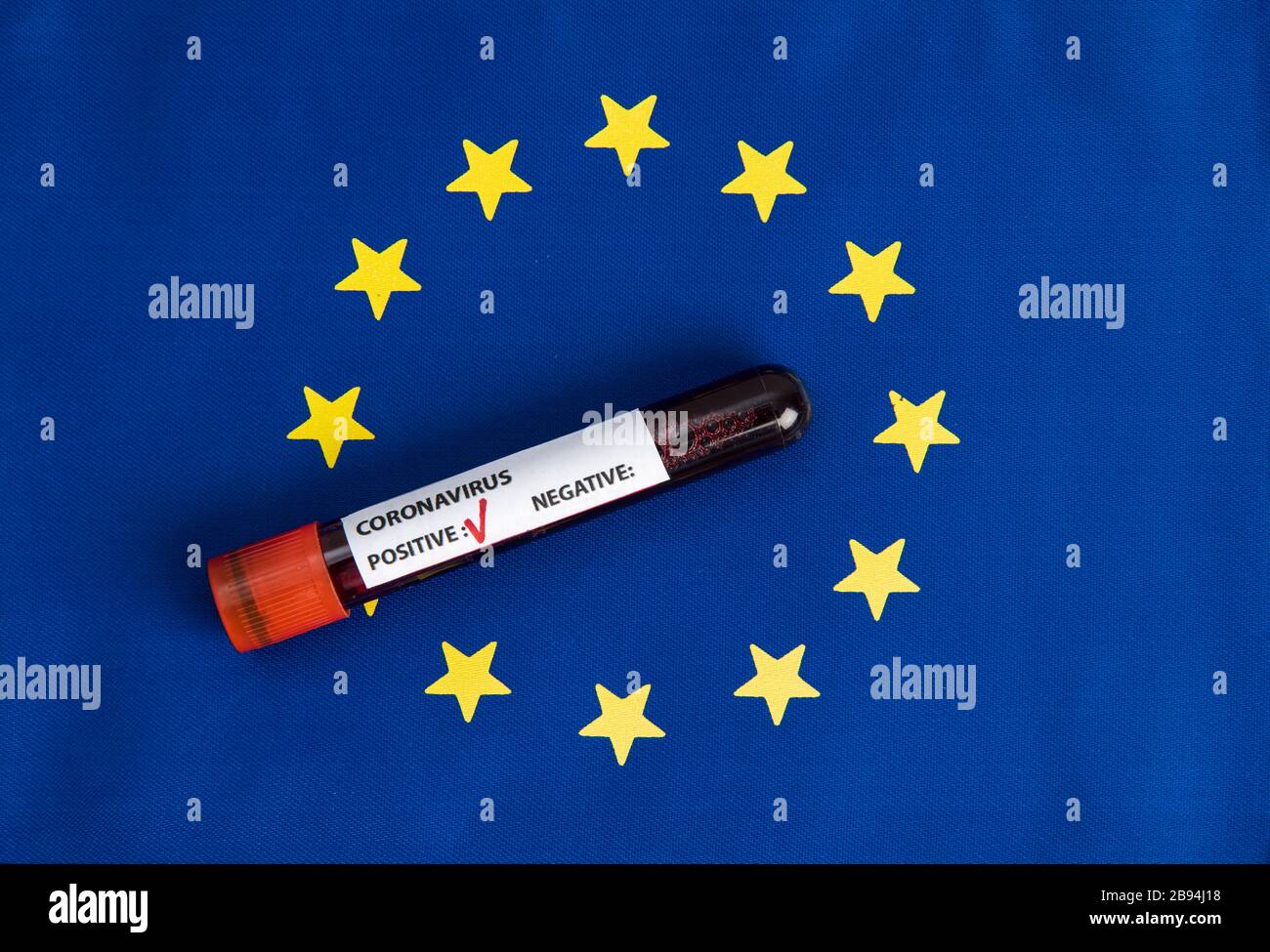 drapeau de l'union européenne et tube de test sanguin de coronavirus Banque D'Images