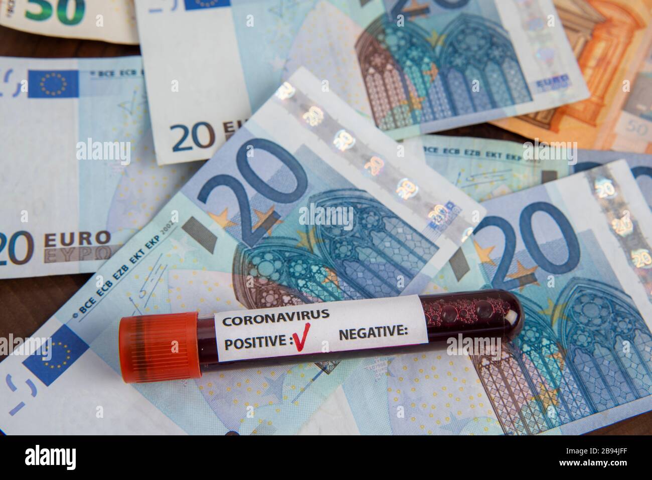 le coronavirus covid-19 teste le tube sanguin sur les billets en euros Banque D'Images