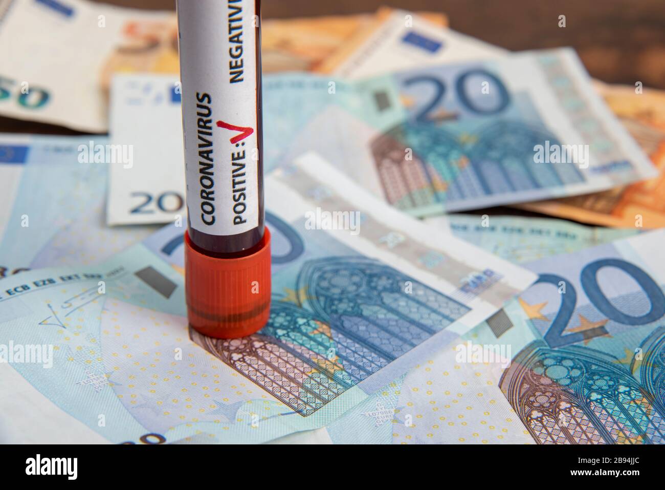 le coronavirus covid-19 teste le tube sanguin sur les billets en euros Banque D'Images