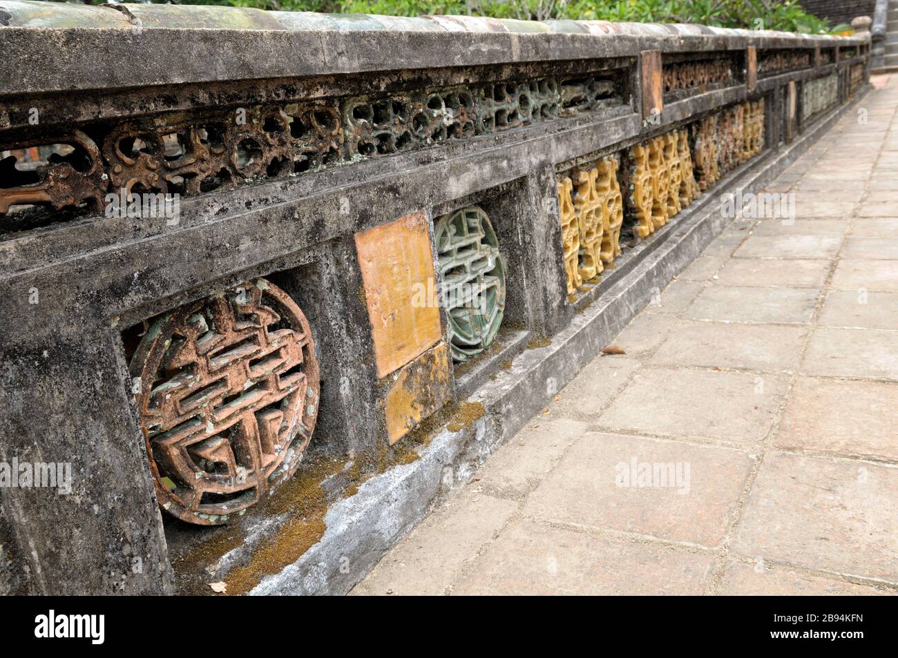 Décoration d'un pont au mausolée de Minh-Mang, Hue, Vietnam Banque D'Images