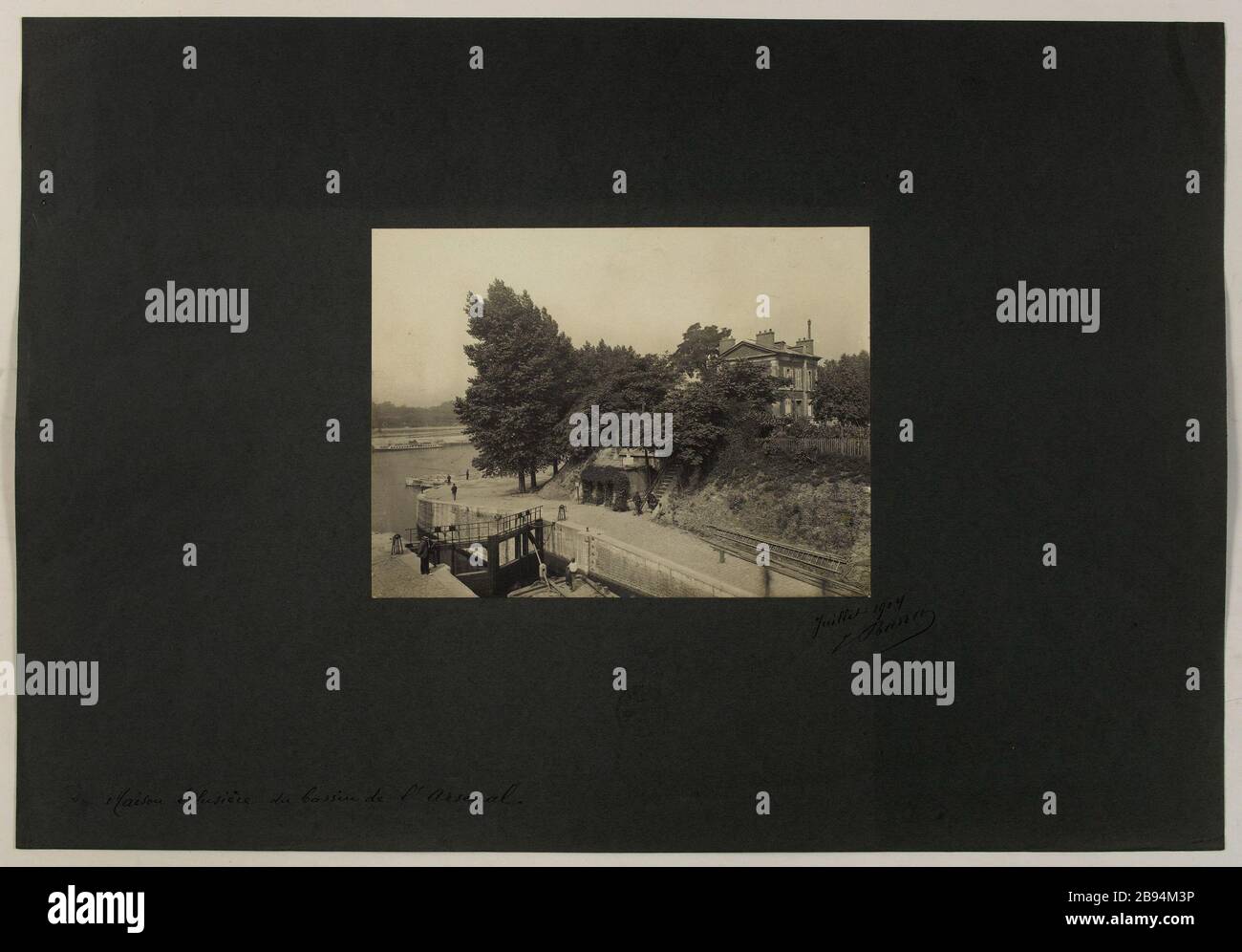 Lock House bassin de l'Arsenal / juillet 1904. Lock House of the Arsenal Basin, 4ème arrondissement, Paris Maison cluster du bassin de l'Arsenal. Paris (IVE arr. ). Juillet 1904. Photo de Barry frères. Rage au gélatino-bromure d’argent. Paris, musée Carnavalet. Banque D'Images