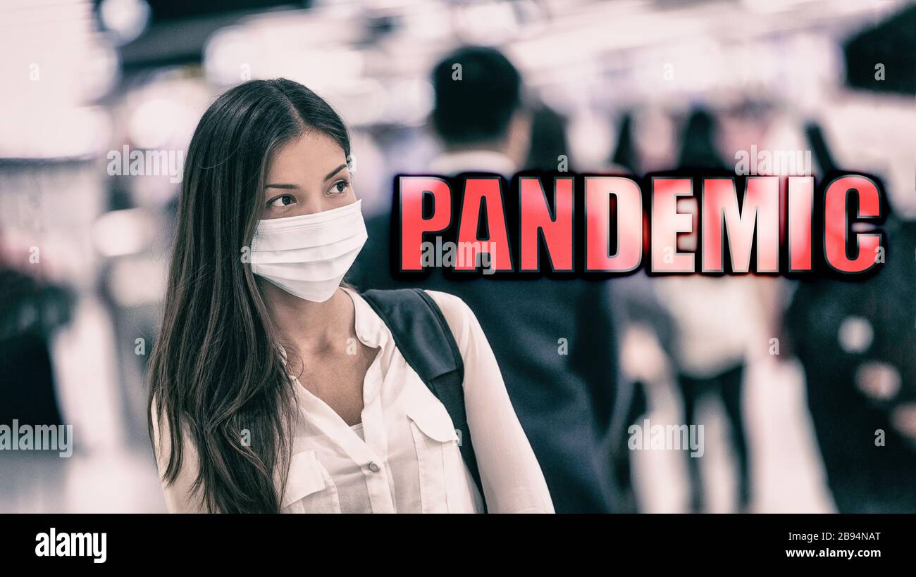 PANDÉMIE COVID-19 coronavirus titre texte sur le voyage aéroport fond la femme chinoise marchant dans la foule. 2019 nouveau virus corona Wuhan, Chine. Asiatique Banque D'Images