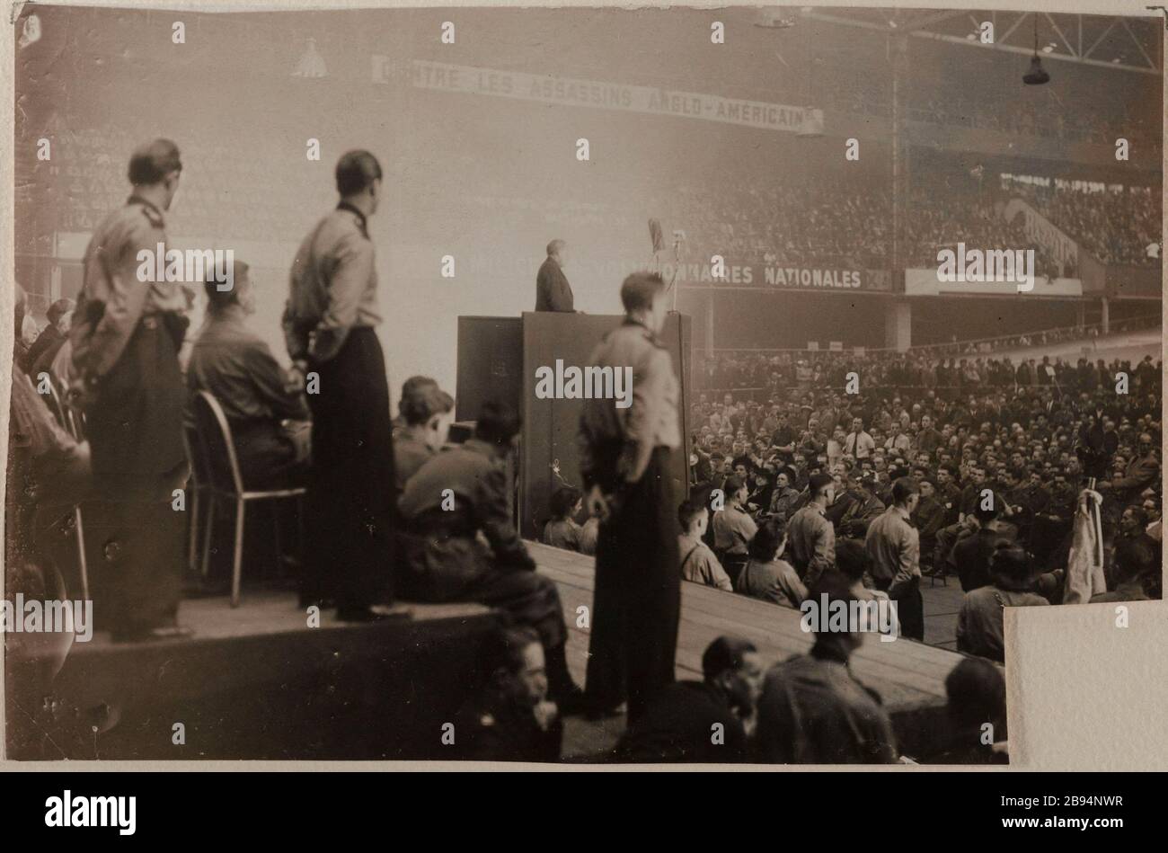 Rencontre de la Milice révolutionnaire / 5 e / Discours au cours de M. DEAT / 11 avril 1943 Guerre 1939-1945. 'La Réunion de la mice révolutionnaire le décourage de M. DEAT. Paris (Vème arr.), 11 avril 1943'. Photographe anonyme. Paris, musée Carnavalet. Banque D'Images
