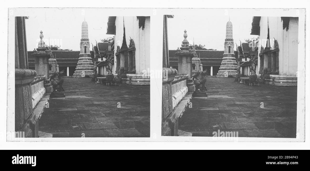 Temple Wat Pho dans le centre historique de Bangkok, Thaïlande. Northern Viharn à droite, juste en face de l'Ubosot (pas sur l'image) photo stéréoscopique d'environ 1910. Photographie sur la plaque de verre sèche de la collection Herry W. Schaefer. Banque D'Images