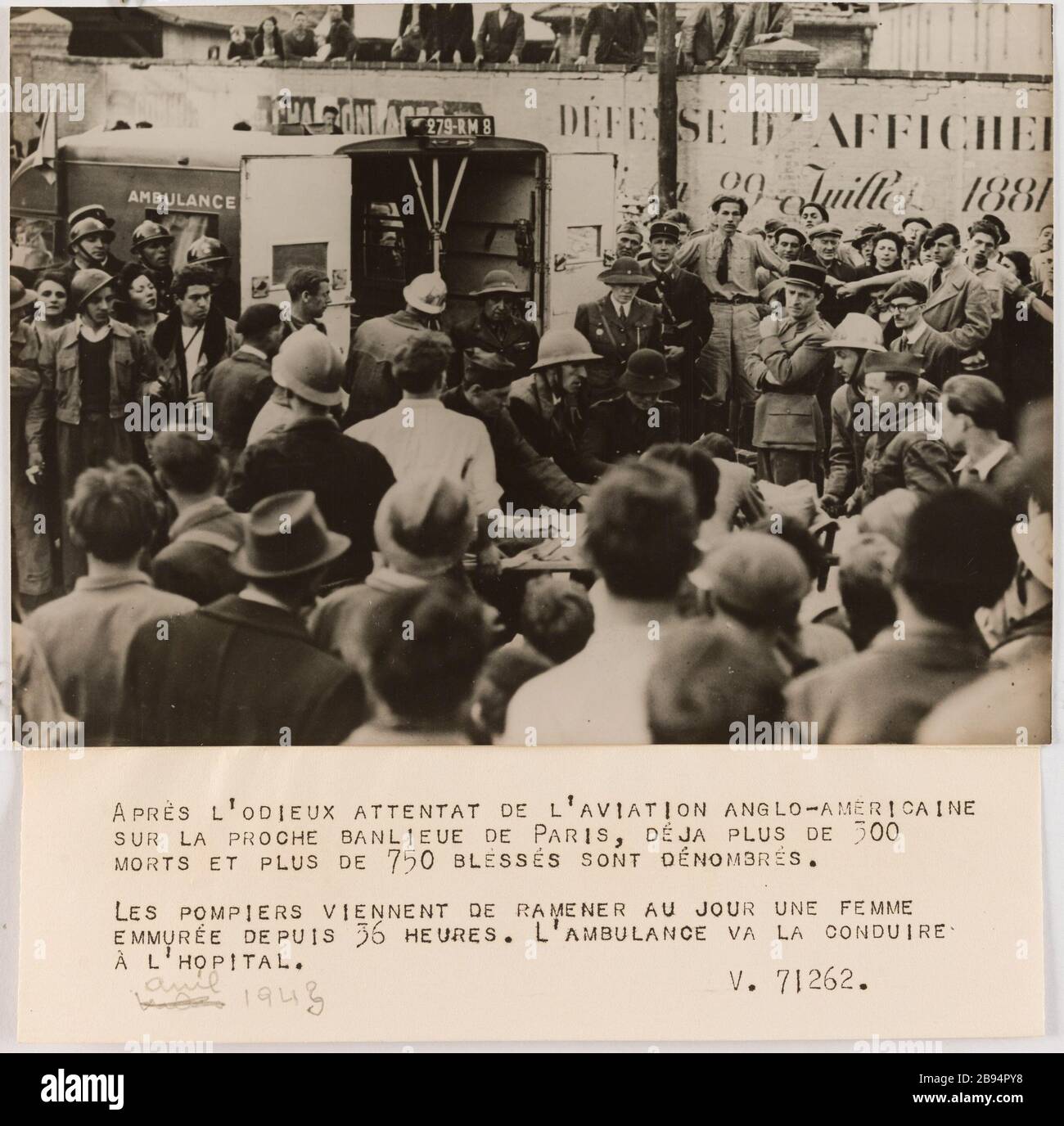 Ambulance de propagande photographique évacuant les blessés dans la foule Trampus. 'Photographie propagande : ambulance aspirant un fé au milieu de la poule'. Après l'odieux atentat de l'aviation anglo-américaïne / sur la proche banlieue de Paris, déjà plus de 300 / morts et plus de 750 és sont dés. / les pommiers viennent de ramener au jour une femme / emmurée depuis 36 heures. L'ambulance va la conduire / à l'Hôpital. Rage au gélatino-bromure d'argent. Légende dactylographiée à l'encre noire. En 1943-04-15-1943-04-15. Paris, musée Carnavalet. Banque D'Images