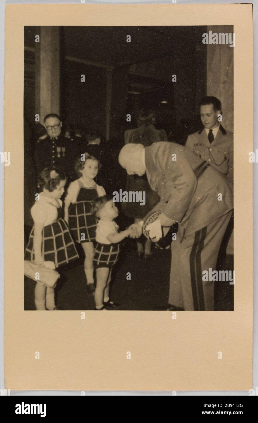 Le maréchal de la propagande photographique Pelain salue les enfants d'Anonyme. 'Photographie propagande : le Maréchal Pétain salue des enfants'. Rage au gélatino-bromure d'argent. En 1944-02-1944-02. Paris, musée Carnavalet. Banque D'Images