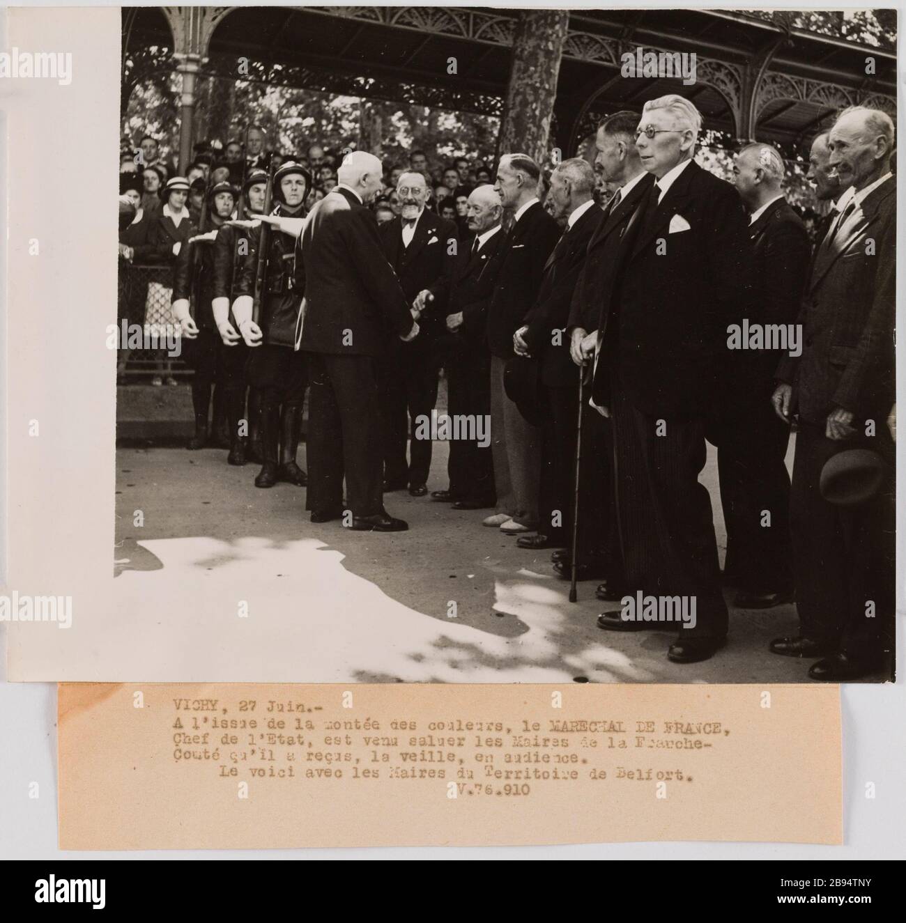 Propagande photographique le maréchal Pétain reçoit la délégation des maires territoire Belfort Service central photographique (SCP). 'Photo propagande : le Maréchal Pétain reçoit la délégation des maires du territoire Belfort'. VICHY, 27 juin. - / A l'issue de la montée des couleurs, le MARECHAL DE FRANCE, / Chef de l'Etat, est venu sauer les Maires de la Franche- / Comté'il a reçus, la Vieille, en public. / le voici avec les Maires du territoire de Belfort. / V.76.910. Rage au gélatino-bromure d'argent. Légende dactylographiée à l'encre Noire. En 1943-06-27-1943-06-27. Paris, musée C Banque D'Images