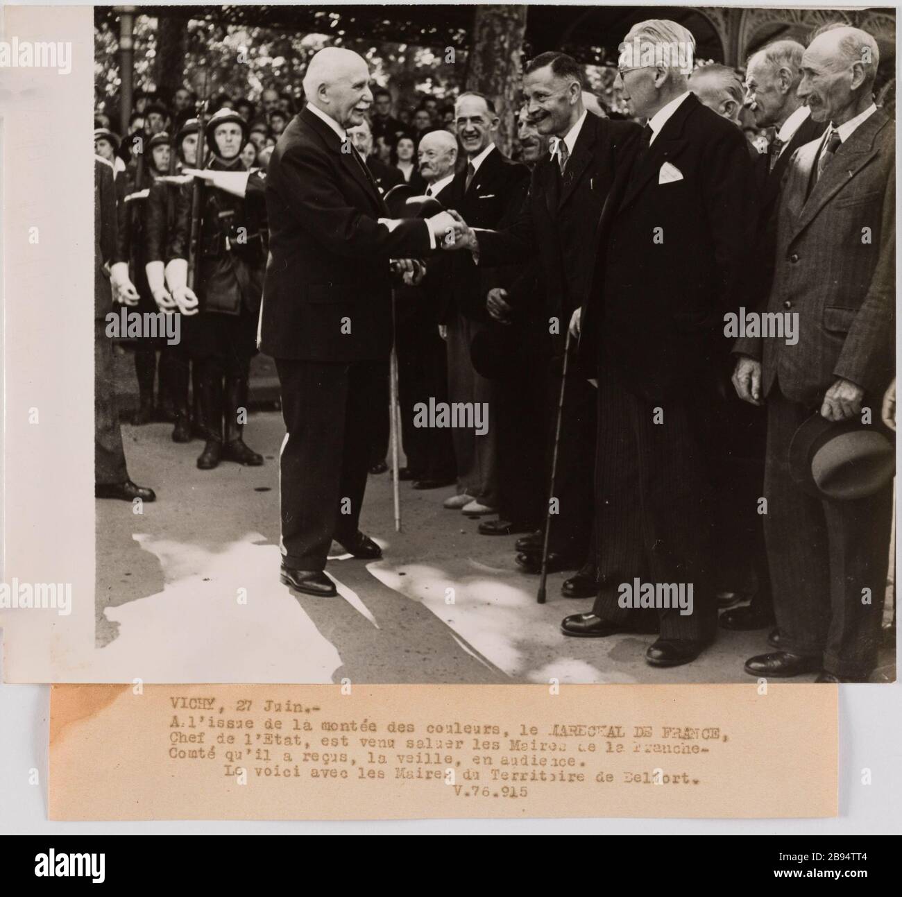 Propagande photographique le maréchal Pétain reçoit la délégation des maires territoire Belfort Service central photographique (SCP). 'Photo propagande : le Maréchal Pétain reçoit la délégation des maires du territoire Belfort'. VICHY, 27 juin. - / A l'issue de la montée des couleurs, le MARECHAL DE FRANCE, / Chef de l'Etat, est venu sauer les Maires de la Franche- / Comté'il a reçus, la Vieille, en public. / le voici avec les Maires du territoire de Belfort. / V.76.915 [sic]. Rage au gélatino-bromure d'argent. Légende dactylographiée à l'encre Noire. En 1943-06-27-1943-06-27. Paris, m Banque D'Images
