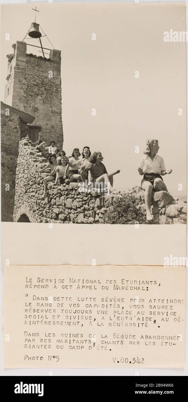 Propagande photographique dans le camp d'été du Service national des étudiants Trampus. 'Photo propagande : au camp d'été du service national des Etudiants'. Le Service National des Etudiants, / répond à cet appel du Maréchal : / « dans cette lutte sévère pour attestation / le rang de vos capacités, vous saurez / serveur touristique une place au service / social et ique, à l'entraide, au dé- / s investissement [sic], à la génération ». / dans les ruines de la Bégude abandonnée / par ses habitants, chants par les étu- / diantes du camp d'été. / photo N°5 V.80.342. Rage au gélatino-bromure d Banque D'Images