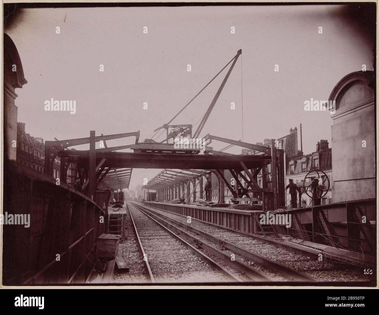 Gare d'Aubervilliers. Vue prise viaduc actuel après la gare (à l'étoile). 16 février 1903 Station de métro Aubervilliers. Vue prise viaduc actuel après la gare (à l'étoile). Aubervilliers. 16 février 1903. Métro parisien. 'La station de métro Aubervilliers. Vue pry du viaduc courant après la gare (vers l'Etoile). Aubervilliers'. Photo de Charles Maudron (1861-1940). Rage au gélatino-chlorure d’argent développement. 16 février 1903. Paris, musée Carnavalet. Banque D'Images
