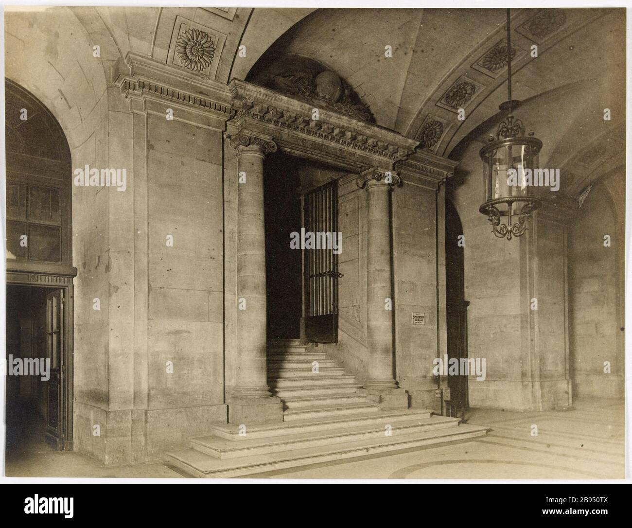 Galerie des prisonniers. Pediment de la constabulary et 1780. Entrée aujourd'hui à la Galerie Saint-Louis et à la Cour de cassation. 1927 Palais de justice. Galerie des prisonniers. Pediment de la constabulary et 1780. 1ère arrondissement, Paris. 'Palais de Justice. Galerie des prisonniers. Fronton du connétable et de la marine 1780. Séjour d'hui entrée de la galerie Saint-Louis et de la cour de Cassation. Paris (Ier arr.)'. Photo de l'identité judiciaire. Rage au gélatino-bromure d’argent. 1927. Paris, musée Carnavalet. Banque D'Images