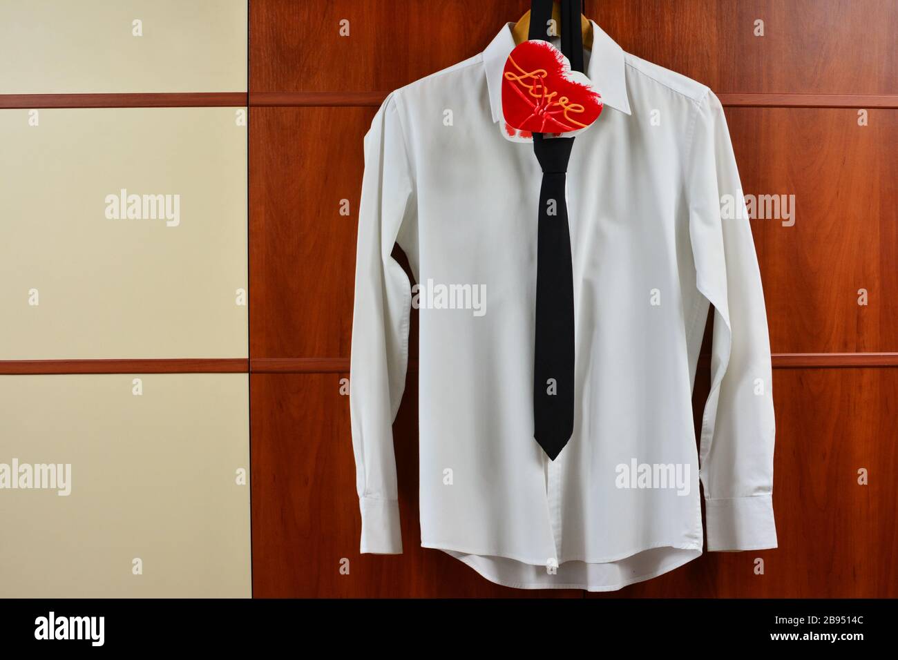 Bonne Saint Valentin. Chemise blanche avec cravate noire et coeur rouge  Photo Stock - Alamy
