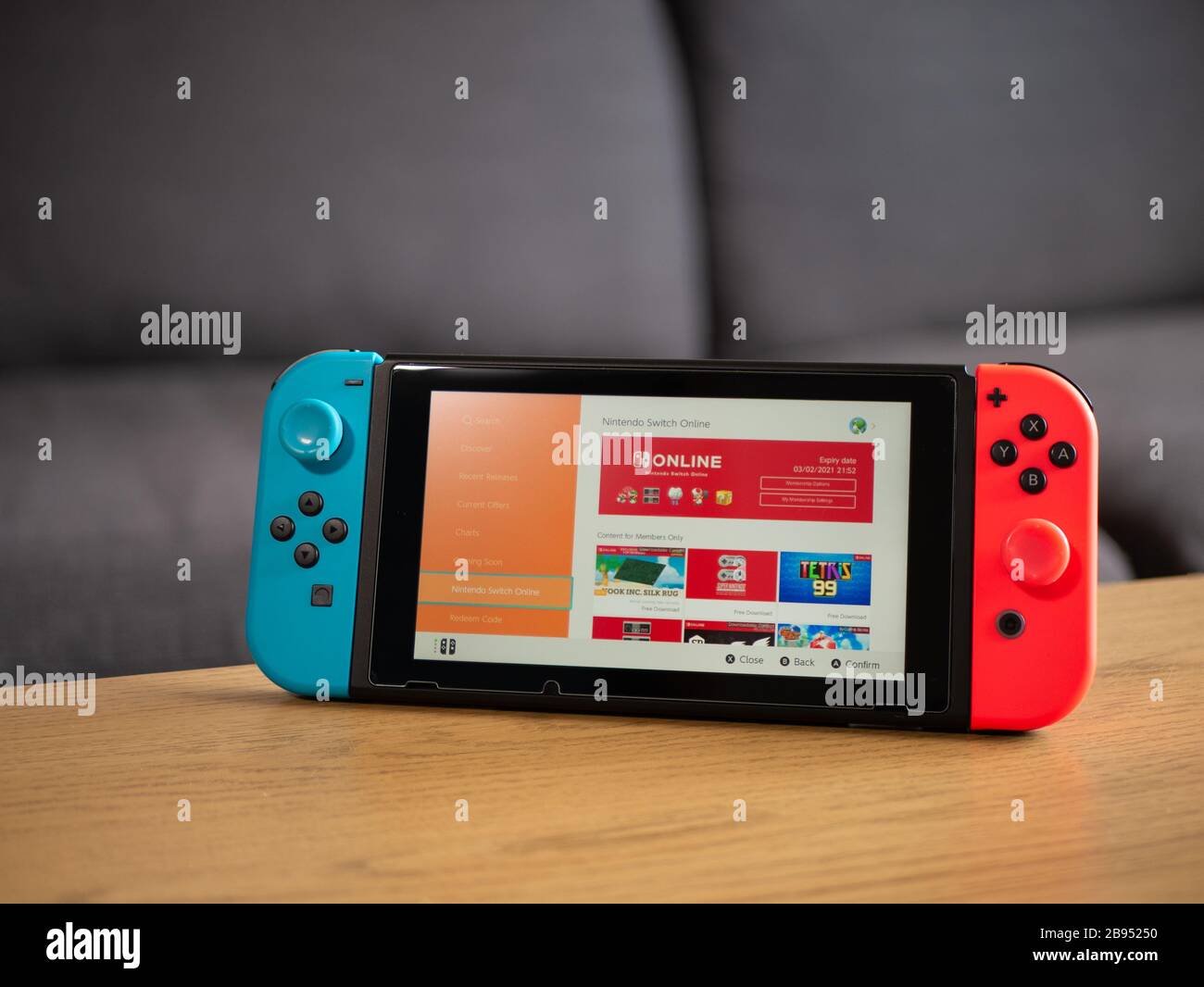 Royaume-Uni, mars 2020: Nintendo Switch eShop avec téléchargement de jeux  en ligne Photo Stock - Alamy