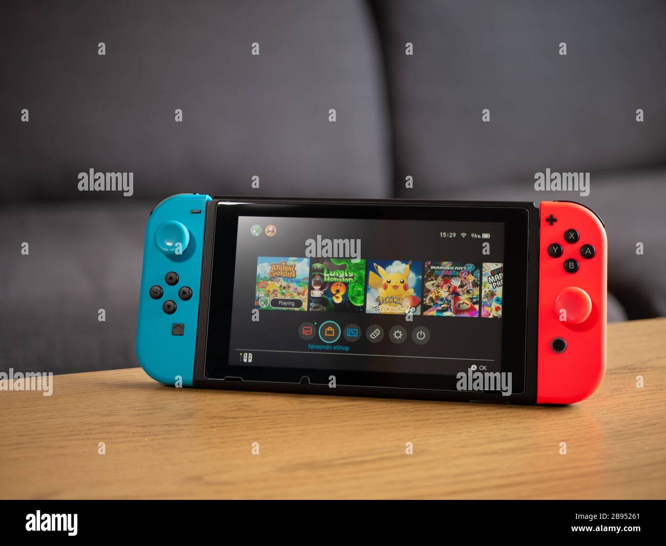 Royaume-Uni, mars 2020: Nintendo Switch homesscreen avec pokemon animal  croisant et les jeux populaires de luigi Photo Stock - Alamy