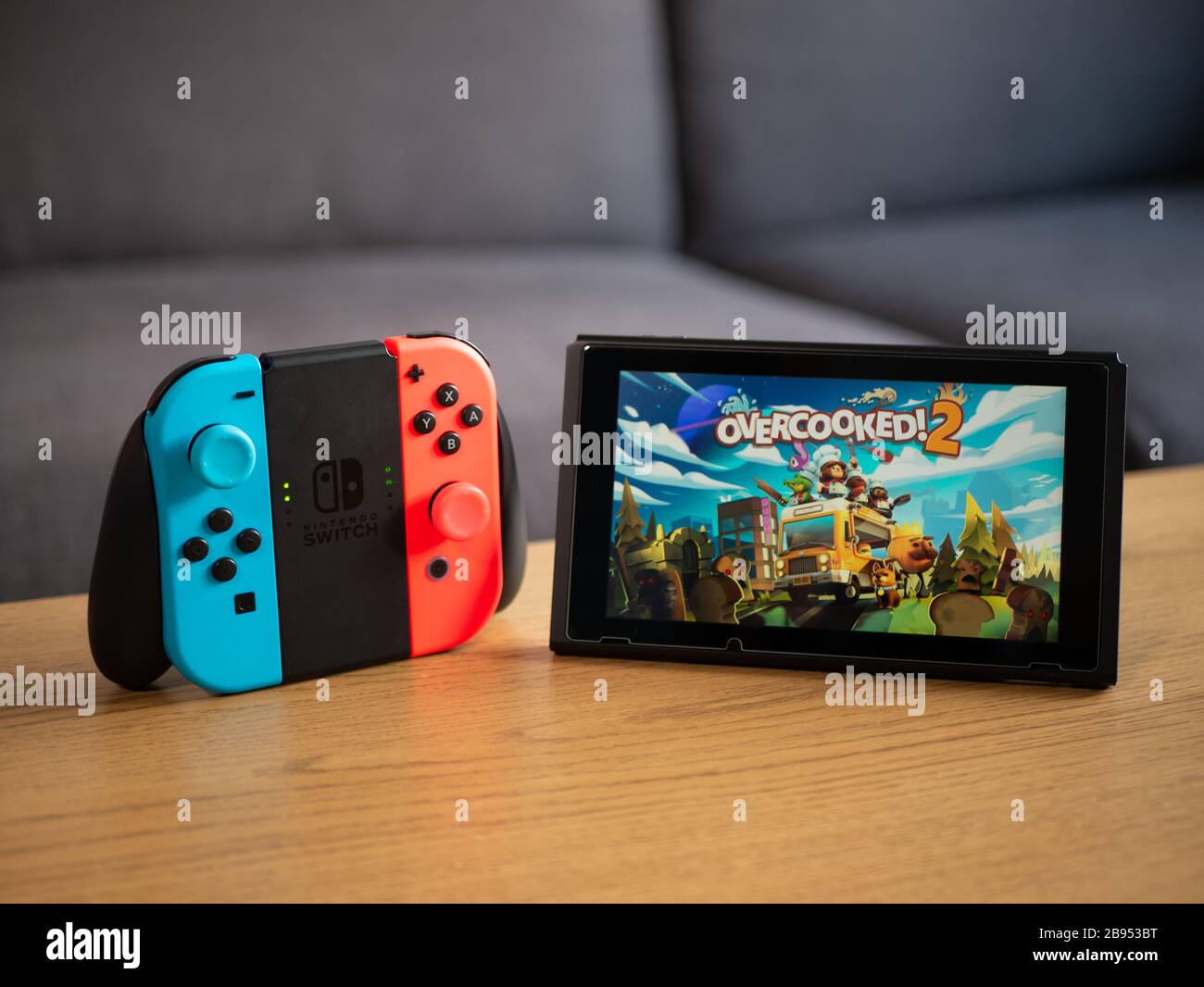 Royaume-Uni, mars 2020: Nintendo Switch a trop cuit 2 jeux à la maison Banque D'Images