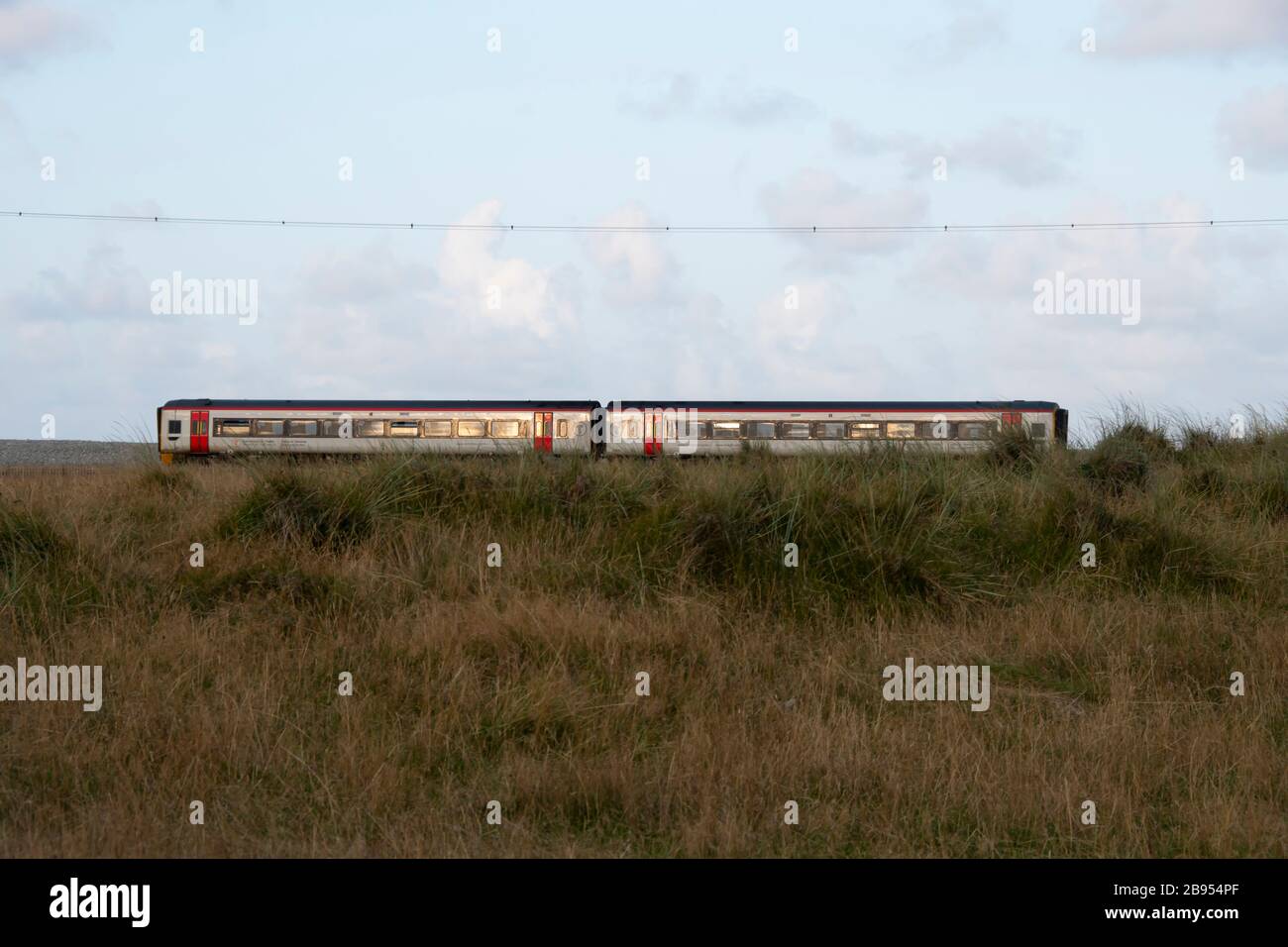 Transport pour le Pays de Galles, classe 158, Express Sprinter, train à plusieurs unités diesel traversant les dunes de sable juste au nord de Tywyn, (Towyn), Gwynedd, Pays de Galles. Banque D'Images