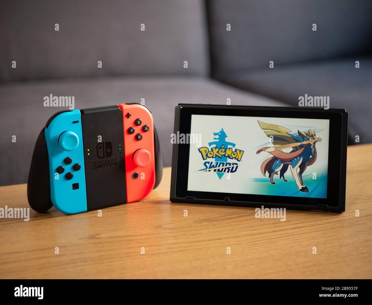 Royaume-Uni, mars 2020: Nintendo Switch pokemon épée et jeu de bouclier à  la maison Photo Stock - Alamy