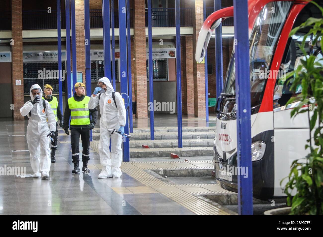 23 mars 2020: 23 mars 2020 (Malaga) l'unité militaire espagnole UME a effectué des tâches de désinfection à la gare routière principale de Malaga, afin d'empêcher la propagation du Coronavirus en raison du trafic de passagers qui passe quotidiennement à travers la gare. L'armée espagnole utilise de l'eau de Javel pour nettoyer les environs. (Image crédit: © Lorenzo Carnero/ZUMA Wire) Banque D'Images