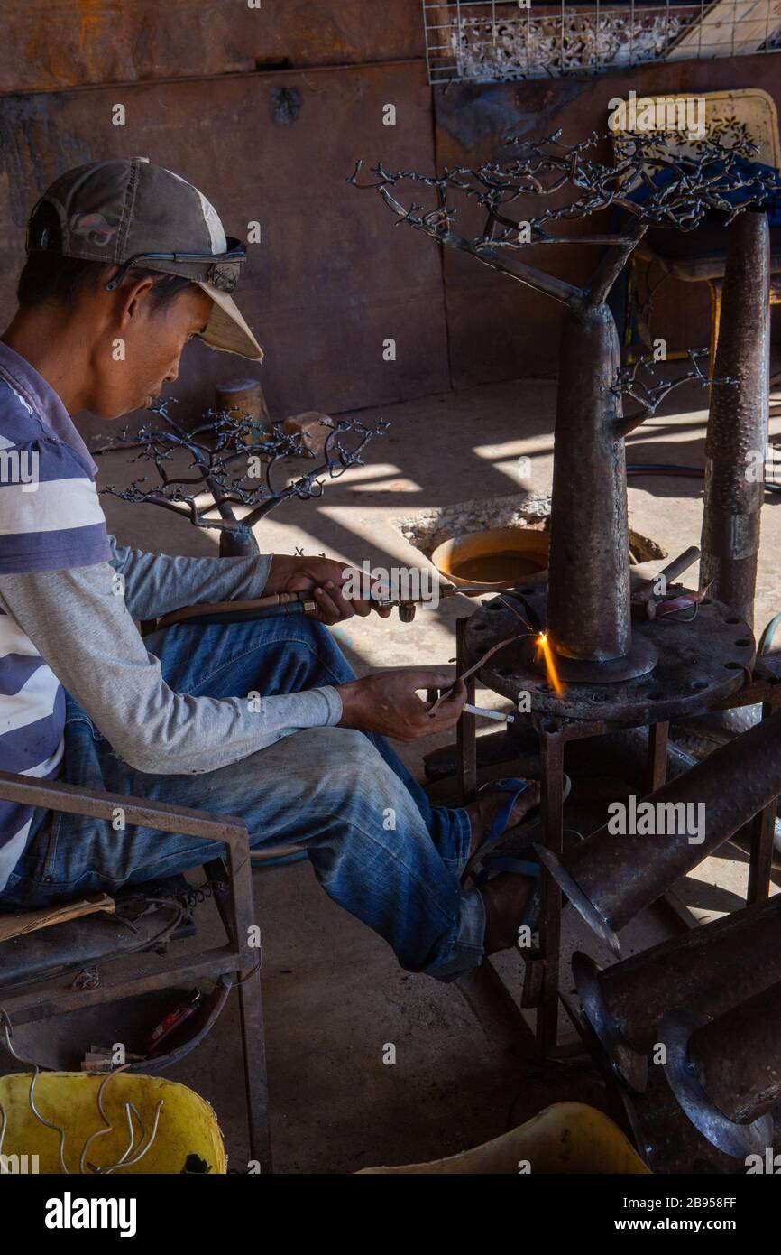 Soudeur dans l'entreprise sociale et solidaire de métallurgie avec des matériaux recyclés créés par Violette et Dieudonne à Antananarivo Banque D'Images