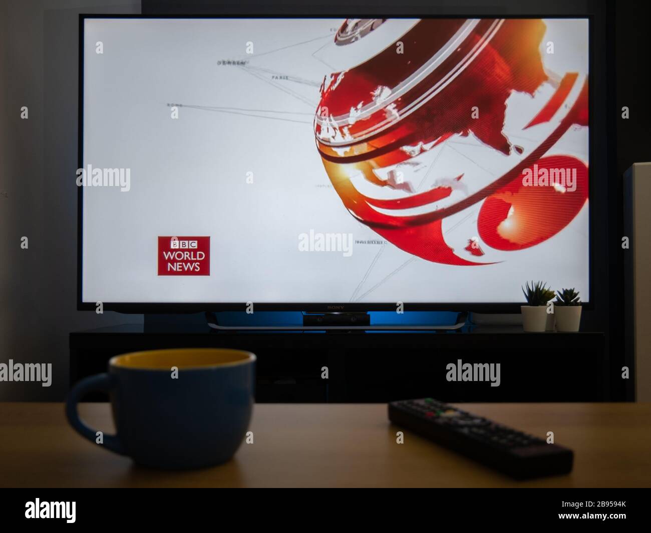 Royaume-Uni, mars 2020: Télévision BBC World news globe logo blanc Banque D'Images