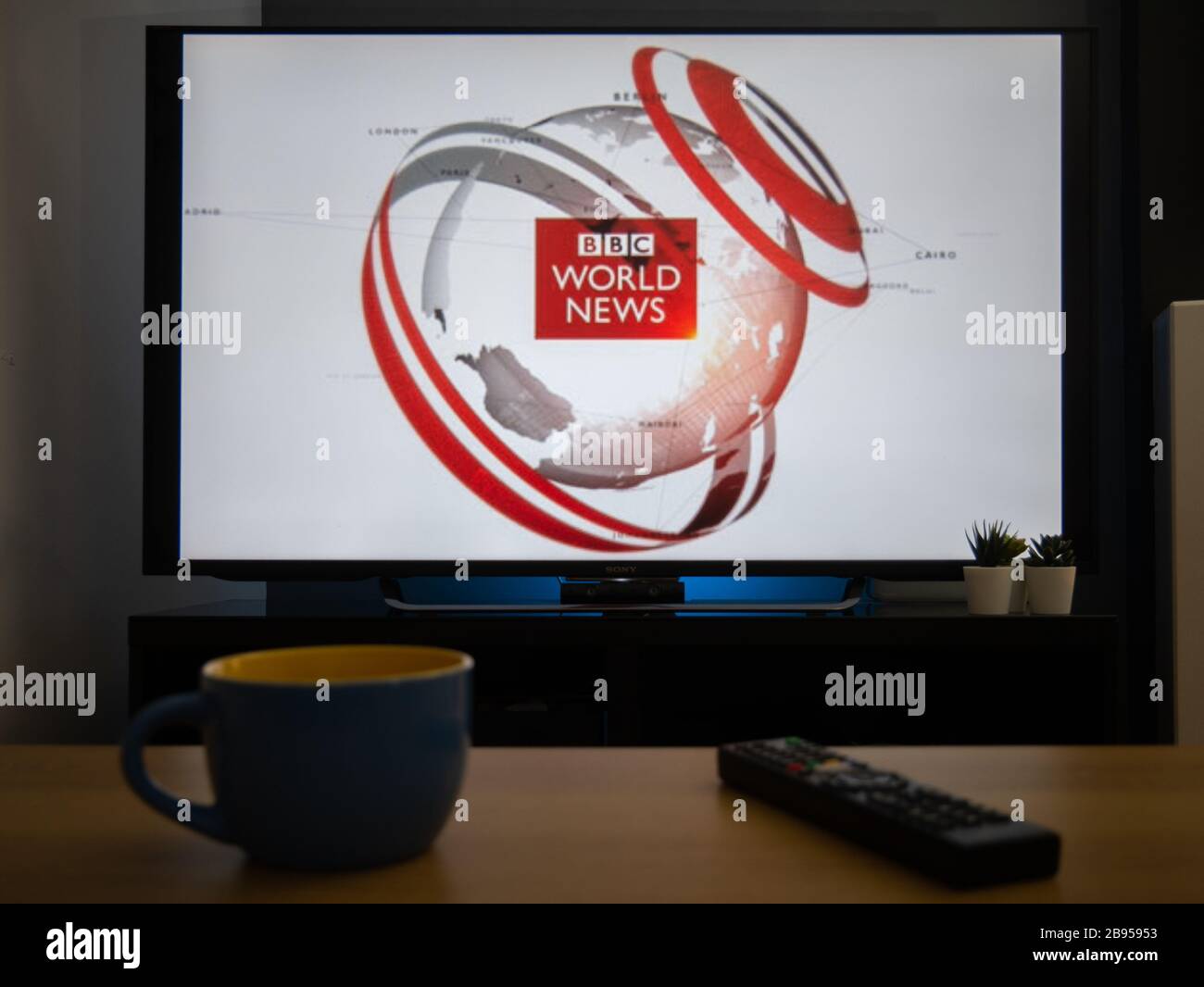 Royaume-Uni, mars 2020: Télévision télévision BBC World news logo à la maison Banque D'Images