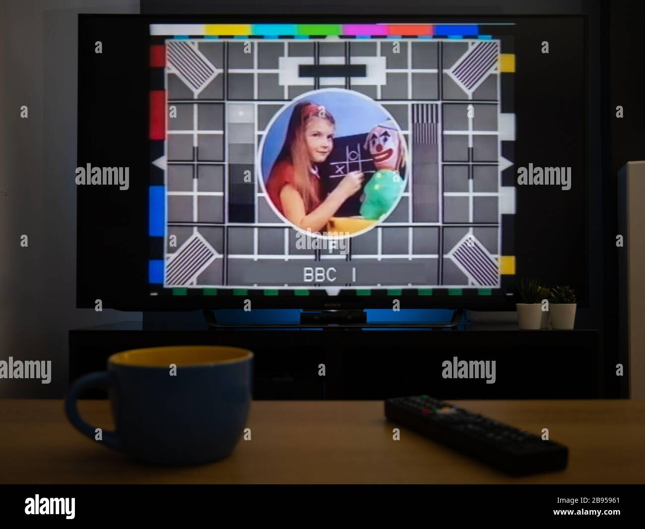 Royaume-Uni, mars 2020: TV Television test Card BBC girl with chalk board Banque D'Images