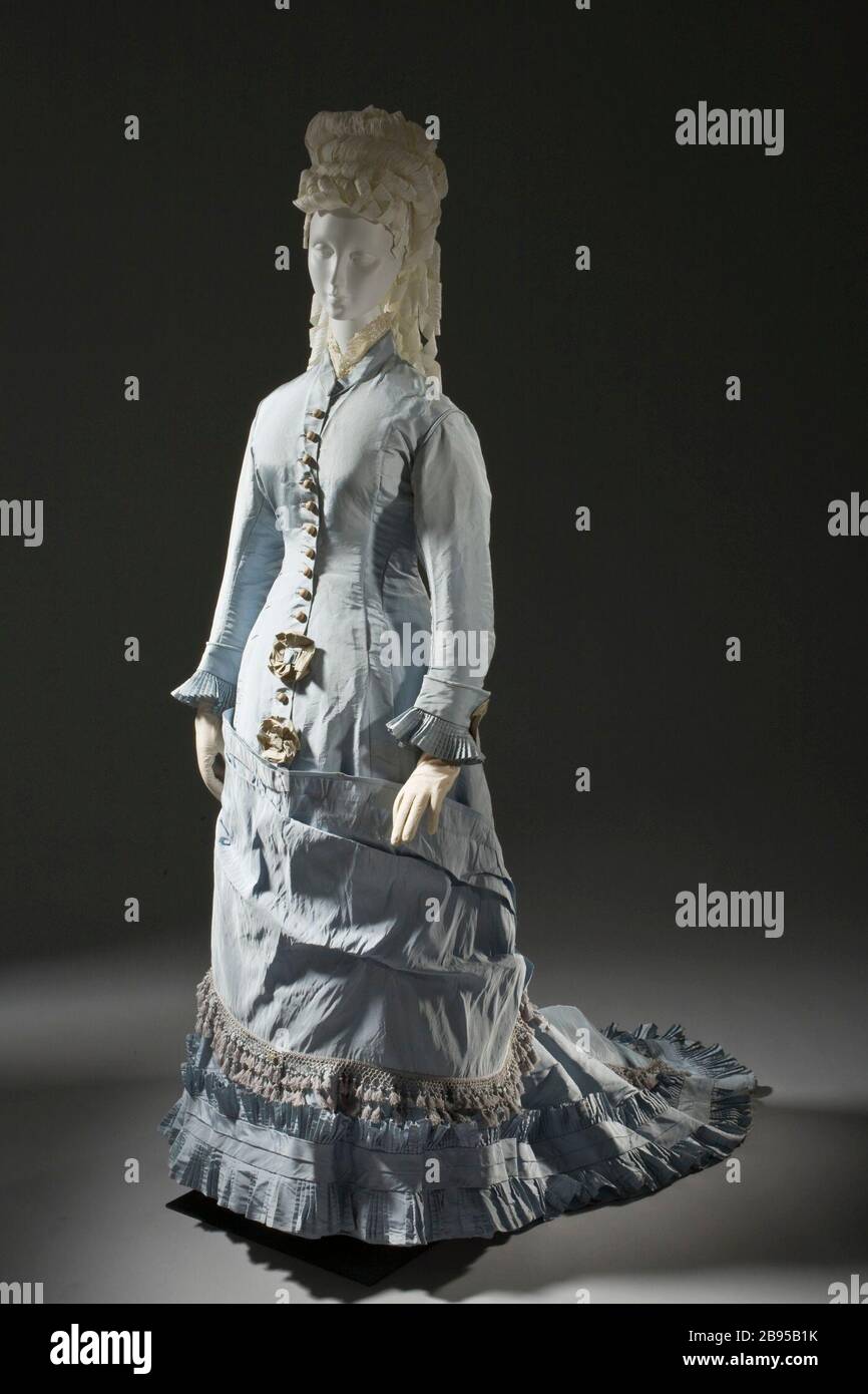 Robe de femme (image 1 de 7) ; Anglais : France, Limoges, vers 1880 ;  Costumes tenue principale (corps entier) armure taffetas de soie () avec  ruban de soie et noué à