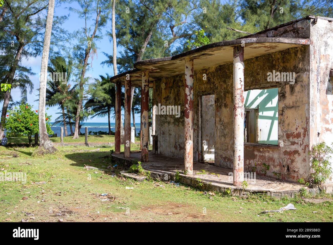 Bureaux gouvernementaux abandonnés et résidences coloniales dans le secteur riverain de Manakara Banque D'Images