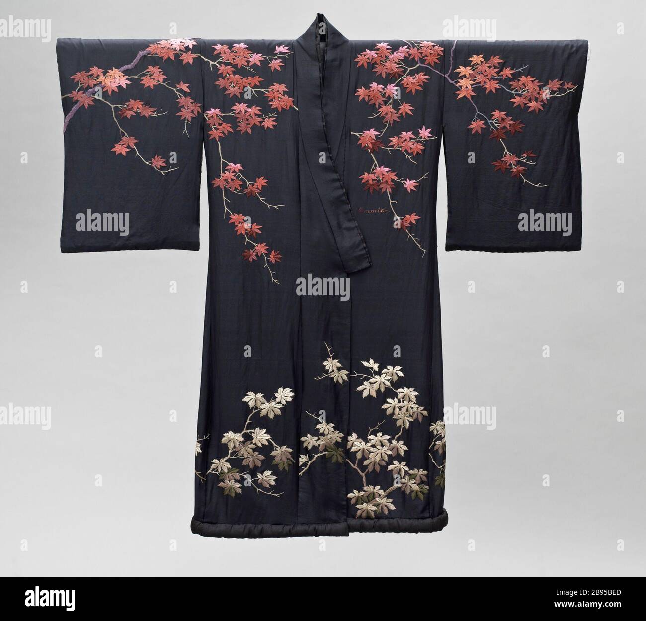 Robe de chambre de style kimono pour femme avec ceinture image 11 de 15  Banque de photographies et d'images à haute résolution - Alamy