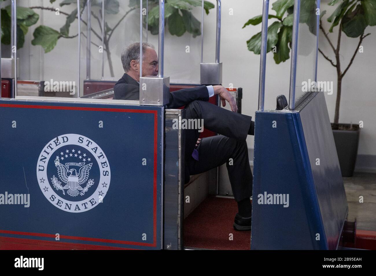 Washington, États-Unis. 23 mars 2020. Le sénateur Tim Kaine (D-va) quitte la parole du sénat après avoir voté au Capitole à Washington, DC le lundi 23 mars 2020. Photo de Tasos Katopodis/UPI crédit: UPI/Alay Live News Banque D'Images