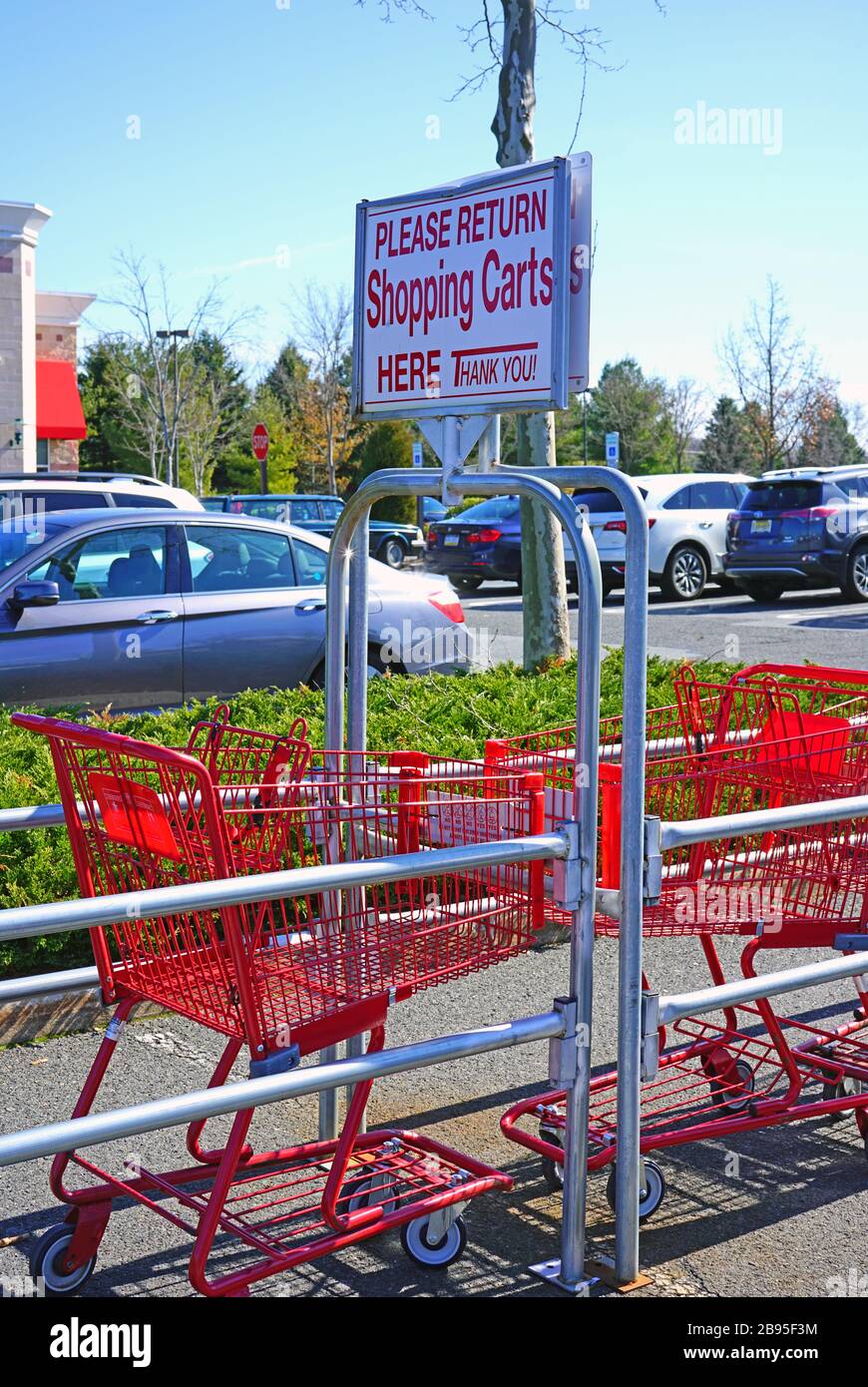 WEST WINDSOR, NJ -29 FÉVRIER 2020 - chariots commerciaux rouges à l'extérieur d'un magasin Trader Joe à West Windsor, New Jersey. Banque D'Images