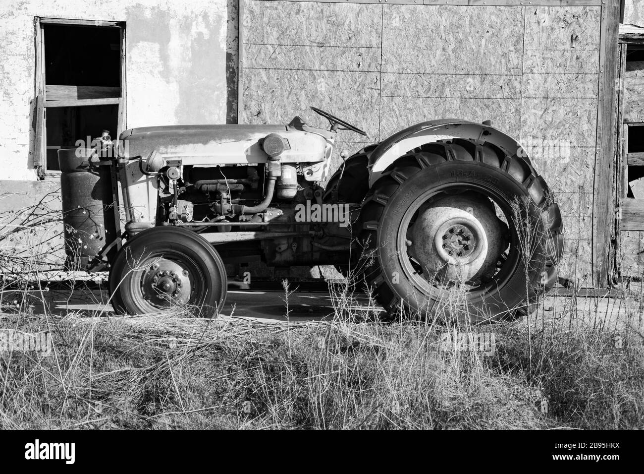 Ancien tracteur en noir et blanc Banque D'Images