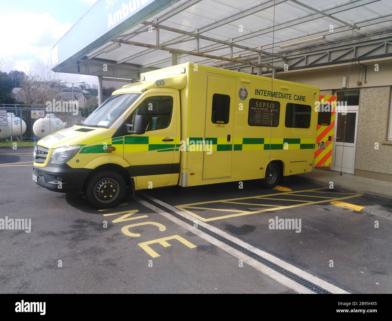 Service national d'ambulance véhicule de soins intermédiaires, base d'ambulance Bantry, Bantry, West Cork, Irlande Banque D'Images