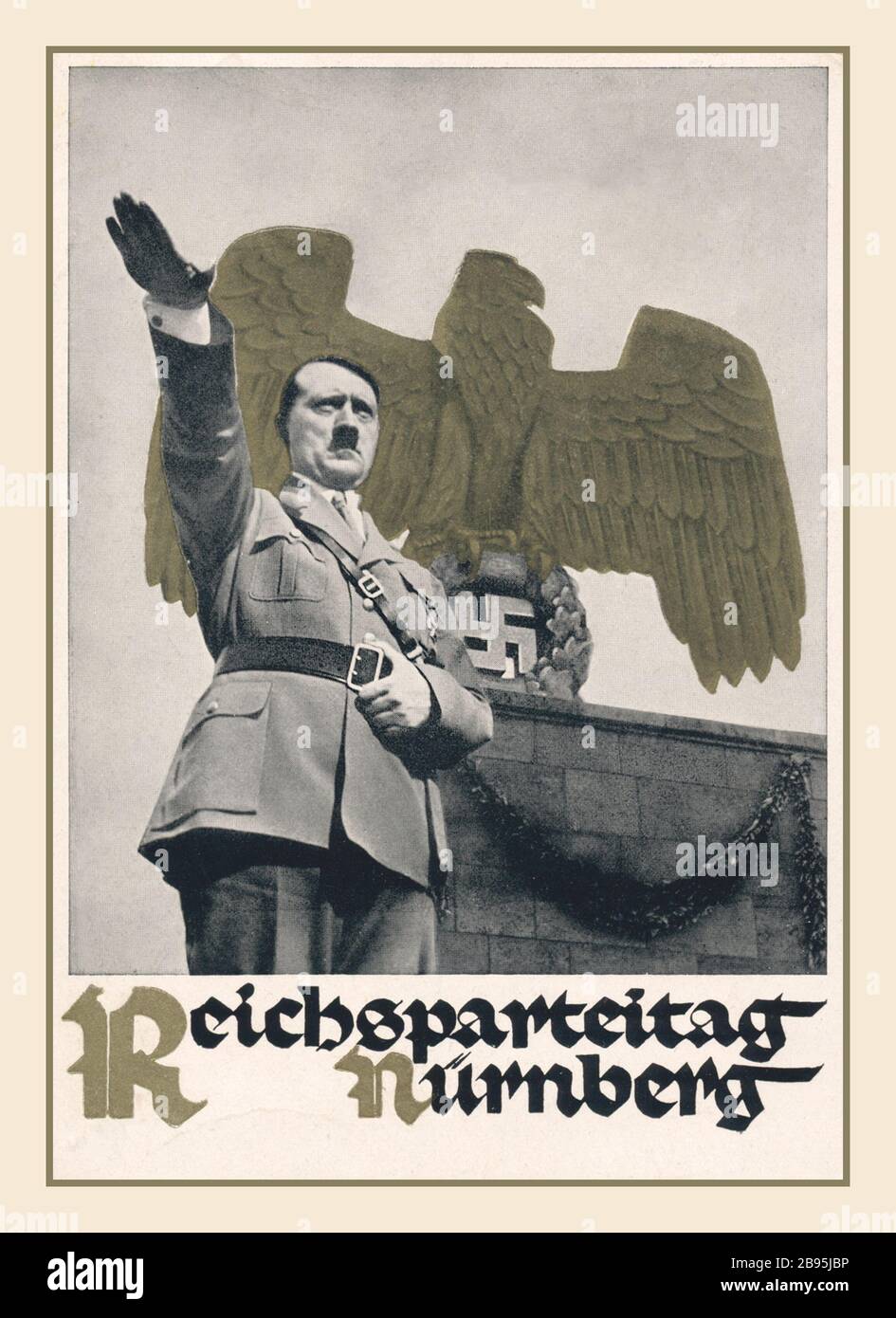 Vintage 1930 Adolf Hitler Rallye Nazi Salute Heil Hitler Swastika et affiche allemande Eagle Propaganda Postcard 1935 Nürnberg Reichsparteitag / Nazi Party Rally propagande Hoffmann Studios Photographie Banque D'Images