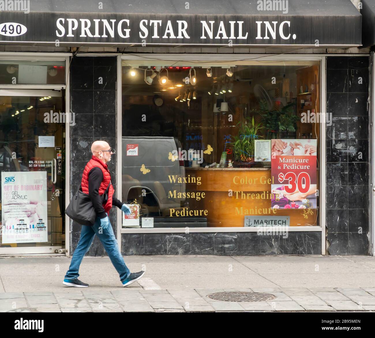 Un salon de manucure dans le quartier de Greenwich Village de New York est vu le vendredi 20 mars 2020. Le gouverneur de l'État de New York, Andrew Cuomo, ainsi que les gouverneurs du New Jersey et du Connecticut ont ordonné la fermeture de salons de coiffure, de manucures et de coiffure, de salons de tatouage et d'autres entreprises de soins personnels. (© Richard B. Levine) Banque D'Images