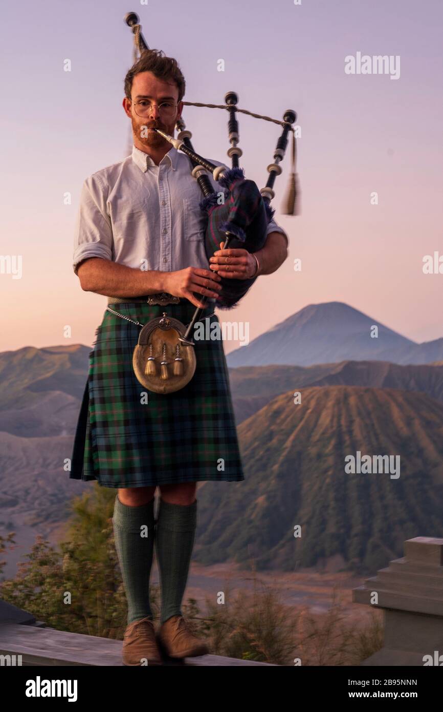 Ross Jennings au Kilt écossais jouant aux cornemuses au Mont Bromo en Indonésie au lever du soleil. C'était une scène spectaculaire avec la musique ambiante. Banque D'Images
