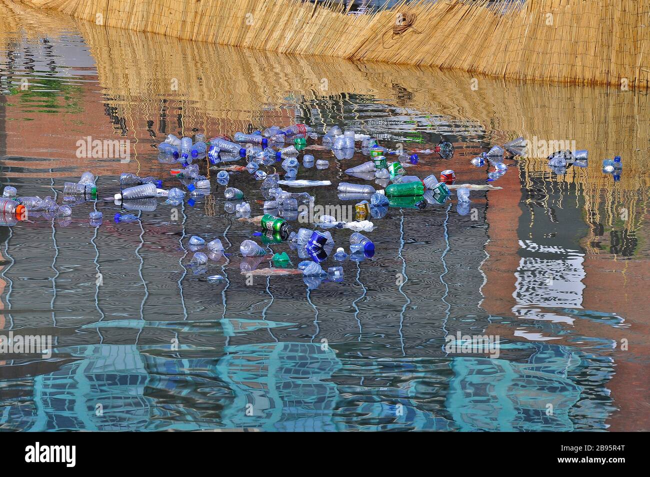 Dommages environnementaux, dans la ville - emballages jetables en plastique Banque D'Images