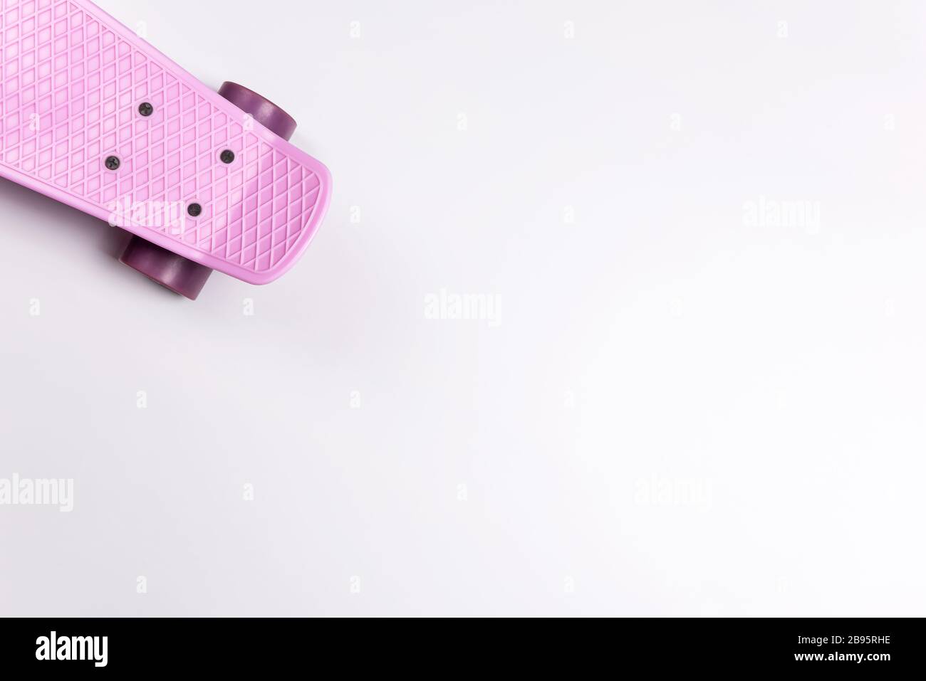 Skateboard sur fond blanc. Espace de copie. Banque D'Images