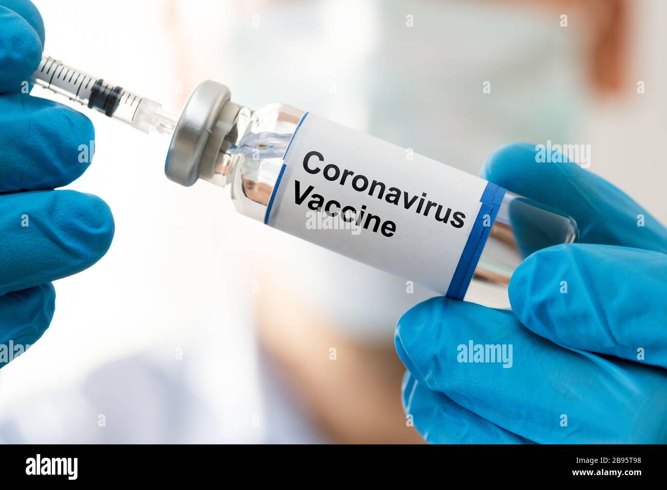 Main de médecin dans les gants pour le vaccin contre le coronavirus Banque D'Images