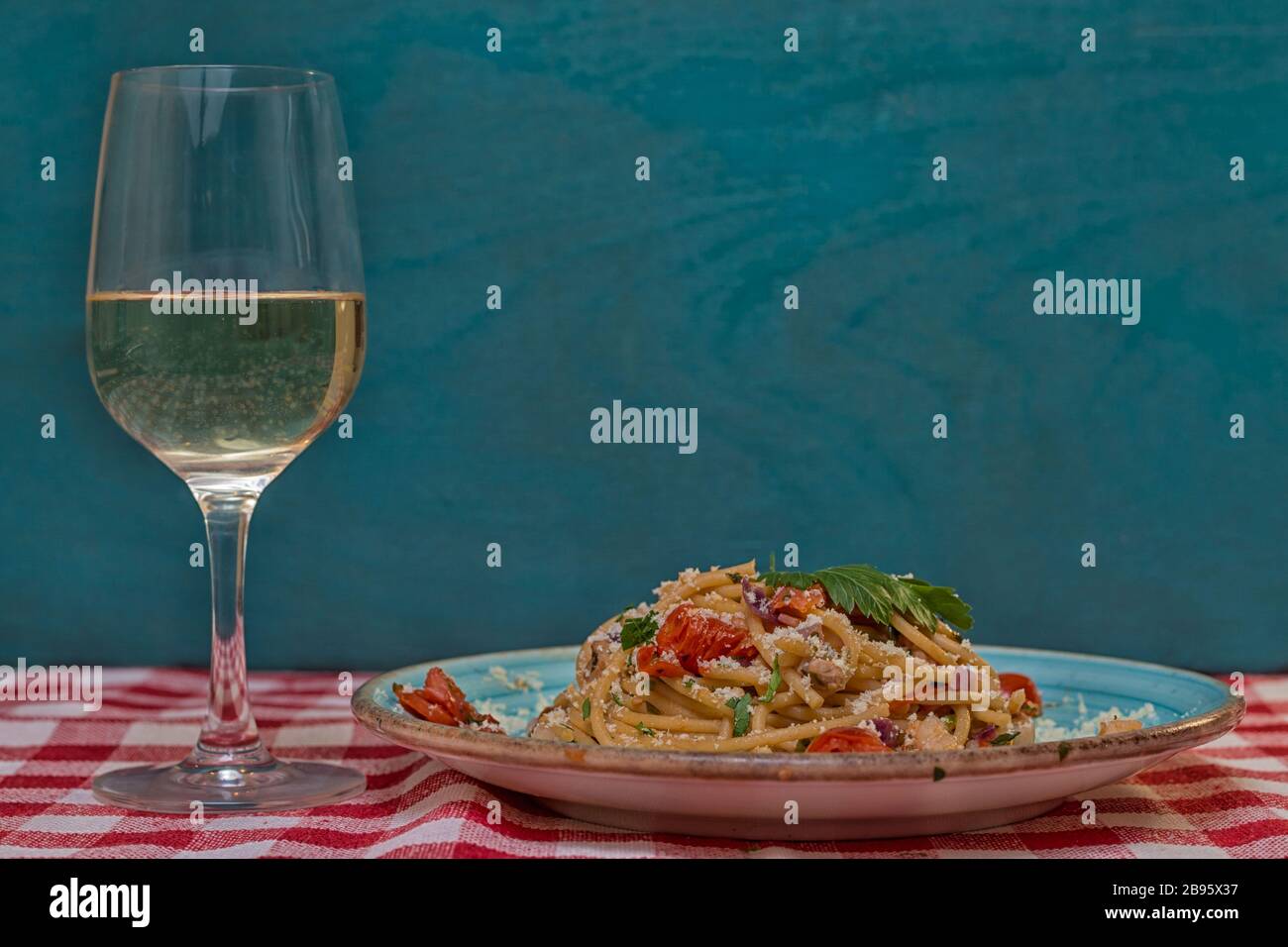 Spaghetti tout'Amatriciana verre de vin blanc Banque D'Images