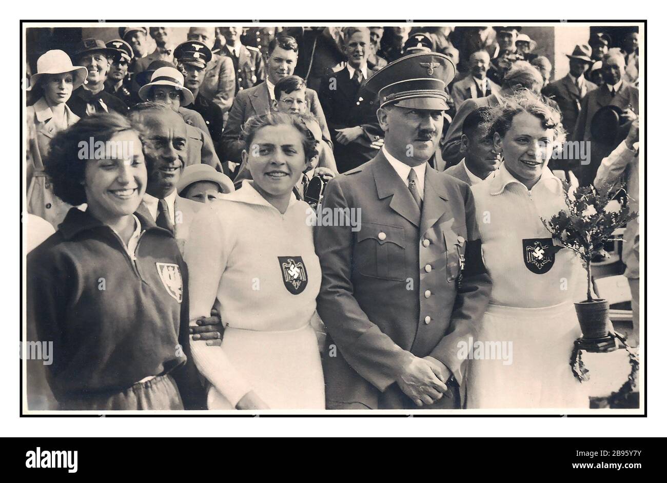 ADOLF HITLER Vintage Olympics 1936, "Jeux Olympiques de Berlin" Fuhrer Adolf HITLER avec Tilly Fleischer, à droite, qui a obtenu la première médaille d'or pour l'Allemagne dans les Jeux Olympiques dans le javelin événement avec 45.18 mètres. De gauche à droite : Mlle Kwaniewska (Pologne) (BRONZE), Mlle Kreuger (Allemagne) (ARGENT), Adolf Hitler et Mlle Fleischer Allemagne (OR) Banque D'Images