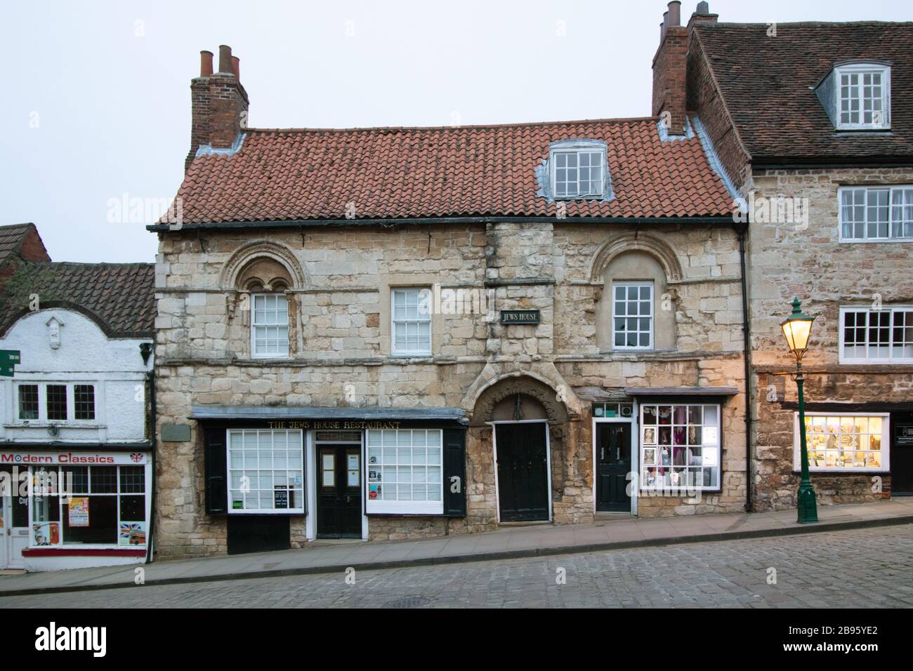 La maison de Jew est l'une des plus anciennes maisons de ville existantes en Angleterre. Il est situé sur la colline escarpée de Lincoln, juste en dessous du tribunal de Jew. La maison a traditionnellement été associée à la communauté juive prospère de Lincoln médiéval. L'hystérie antisémite a été attisée par un célèbre libelle de sang 1255, prétendant faussement le meurtre qu'un enfant, appelé petit Saint Hugh de Lincoln, a été rituellement tué par les juifs. En 1290, toute la communauté juive a été expulsée d'Angleterre, et la Maison du Juif aurait été saisie d'un propriétaire juif. Banque D'Images